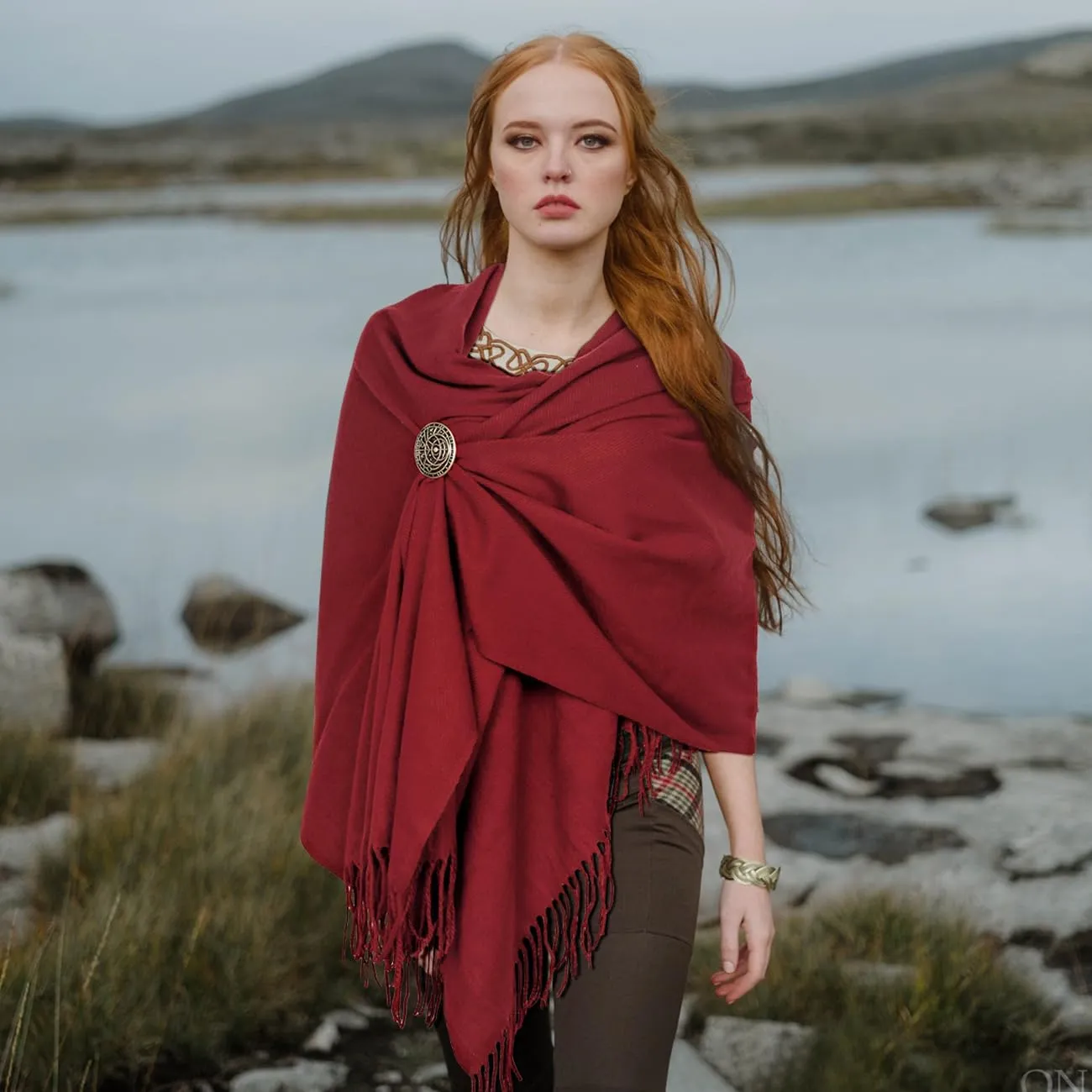 L'VOW Viking Cloak Medieval Half Shoulder Cape with Brooch Renaissance Roman Shawl Cape for Men Women